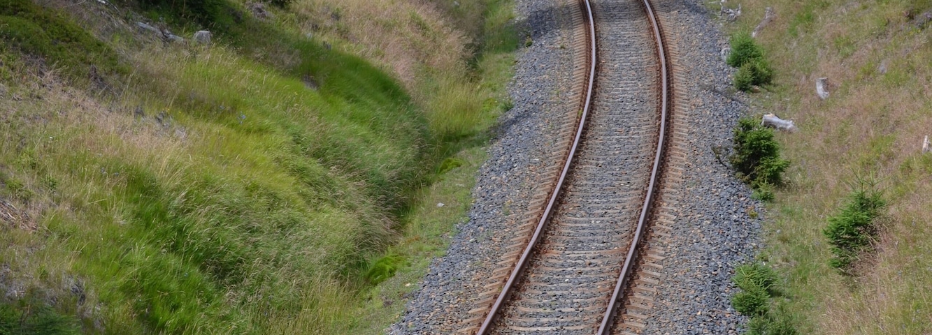 Gleis der Bahnstrecke Chomutov–Vejprty/Reitzenhain zwischen Kovářská und Měděnec, Blick Richtung Kovářská .