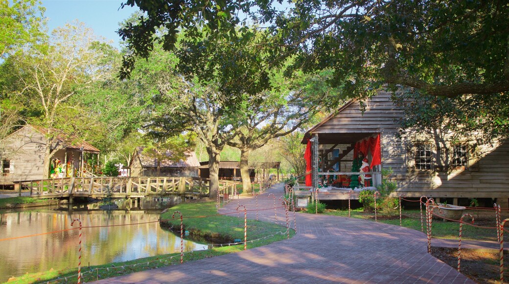 Acadian Village inclusief een vijver en een klein stadje of dorpje