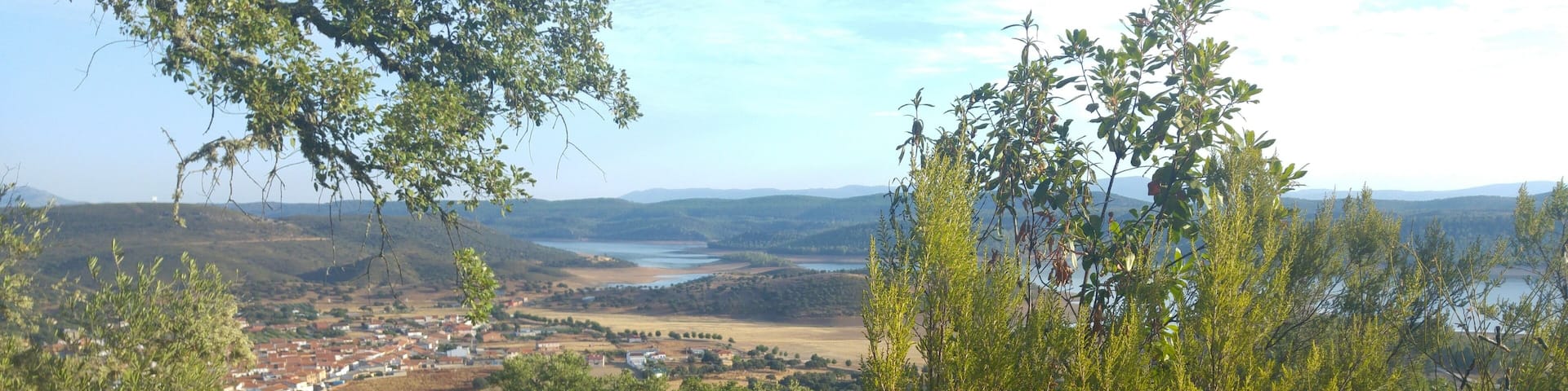 Vista del pueblo Helechosa de los Montes con el embalse de CĂjara al fondo