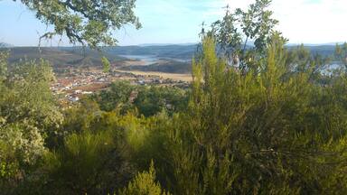Vista del pueblo Helechosa de los Montes con el embalse de CĂjara al fondo