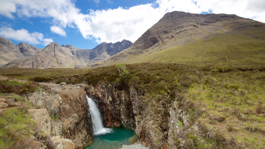 Isle of Skye som viser rolig landskap, elv eller bekk og fjell