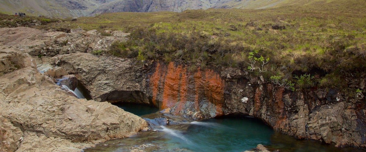 Skye bevat bergen, een rivier of beek en vredige uitzichten