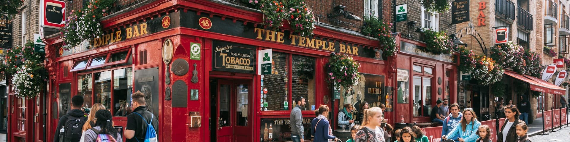 Temple Bar showing signage, street scenes and heritage elements