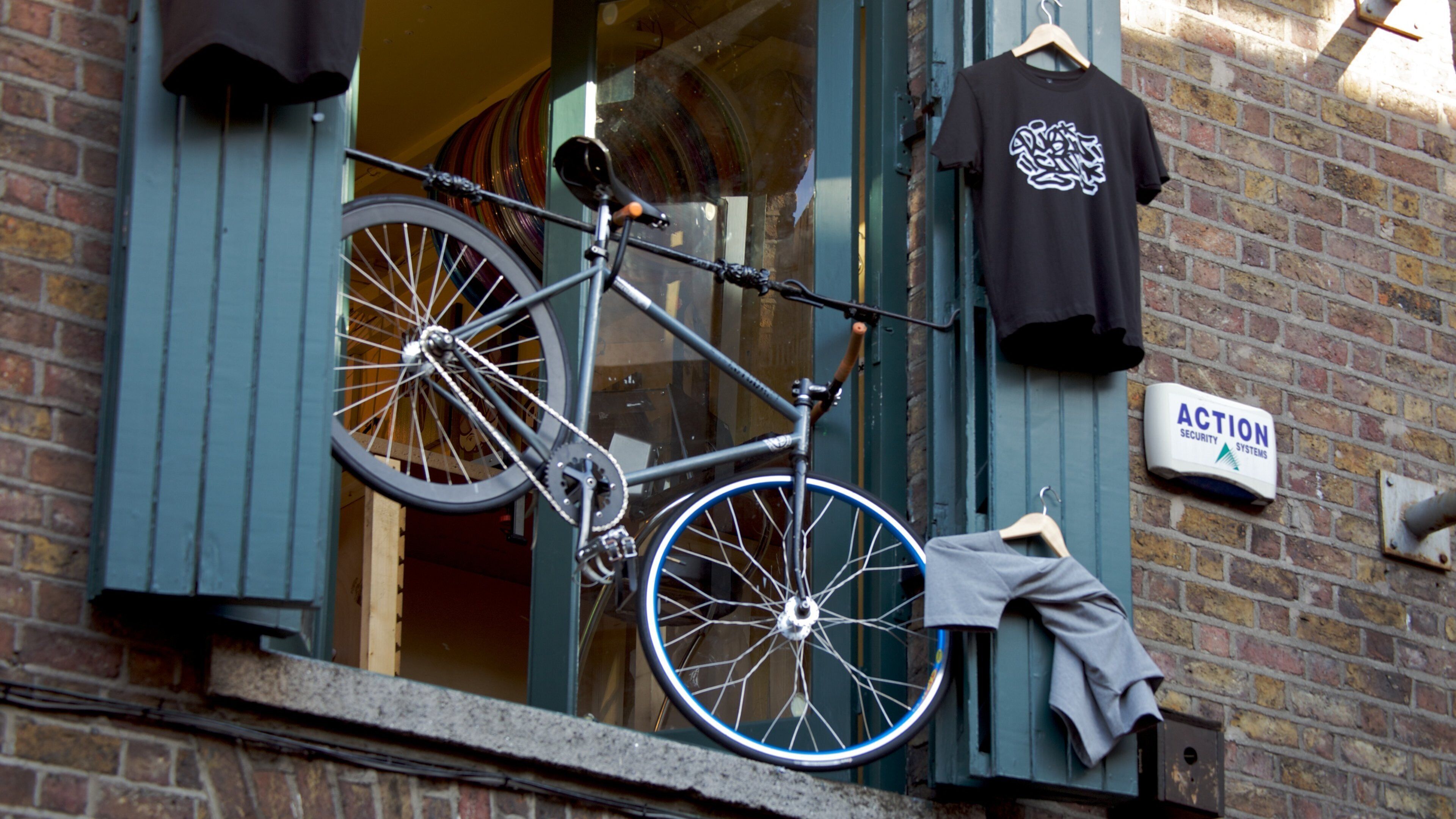 Temple Bar which includes a city