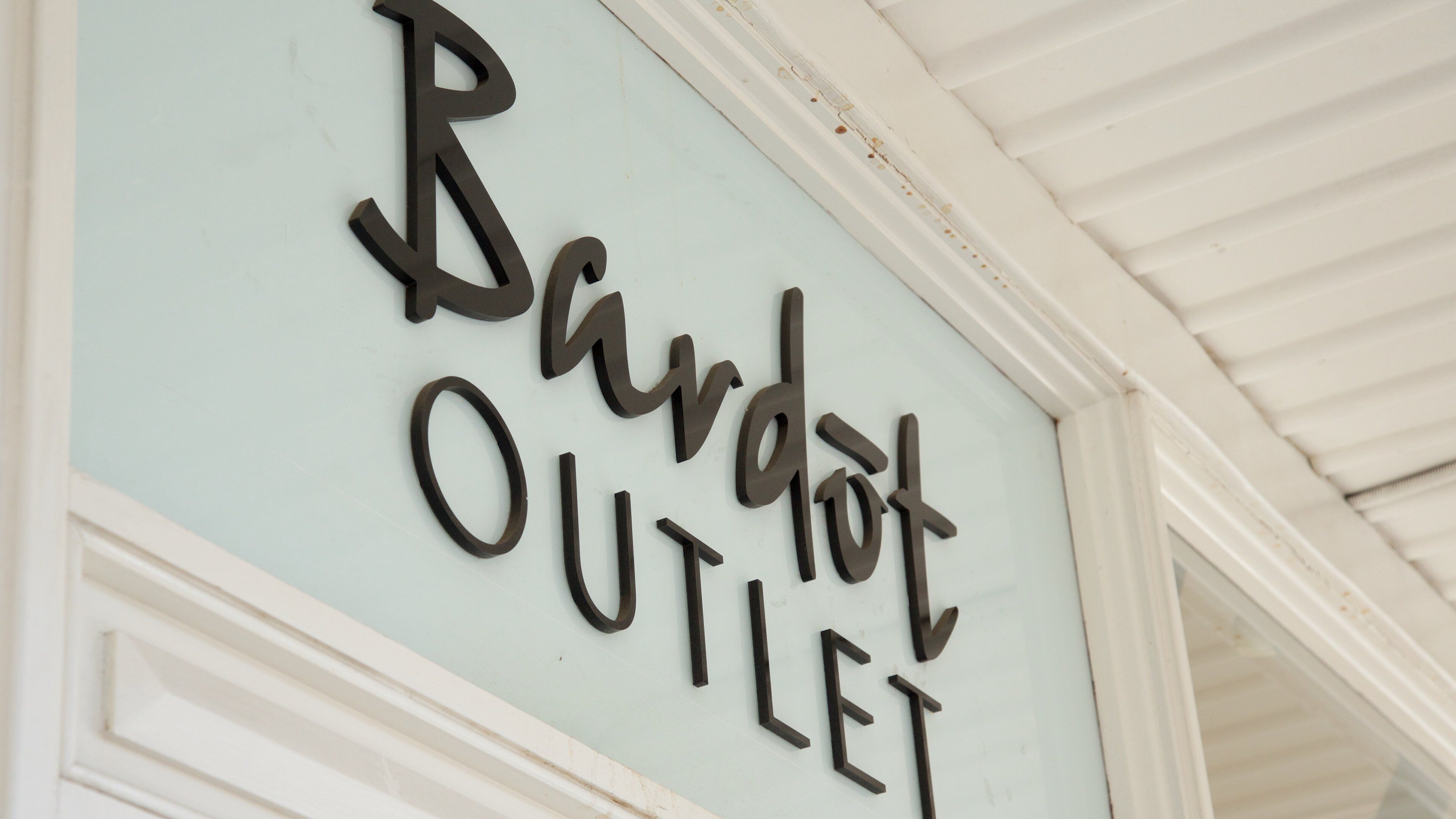 Bridge Road showing signage