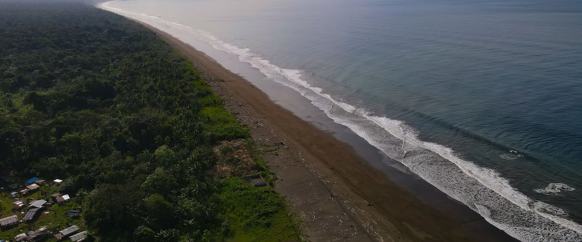 Foto aérea en la Costa Pacífica Colombiana,  en el Departamento del Chocó