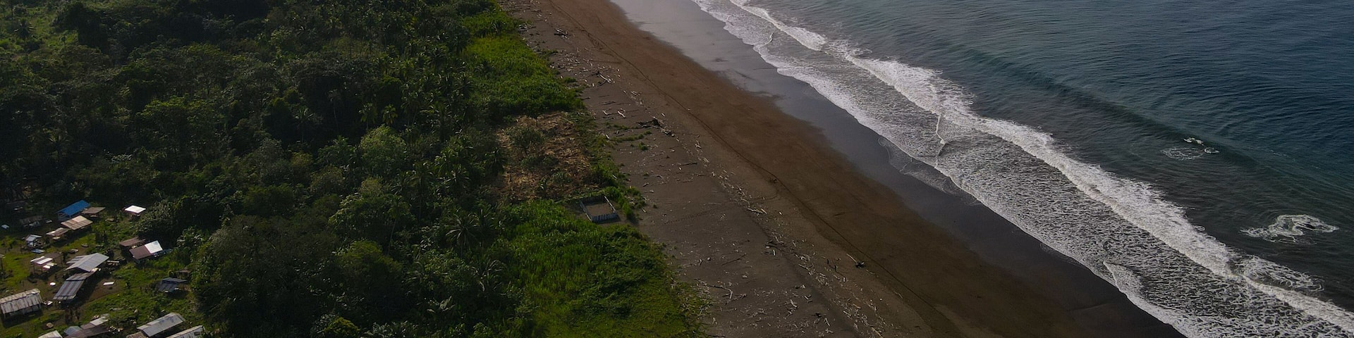 Foto aérea en la Costa Pacífica Colombiana, en el Departamento del Chocó