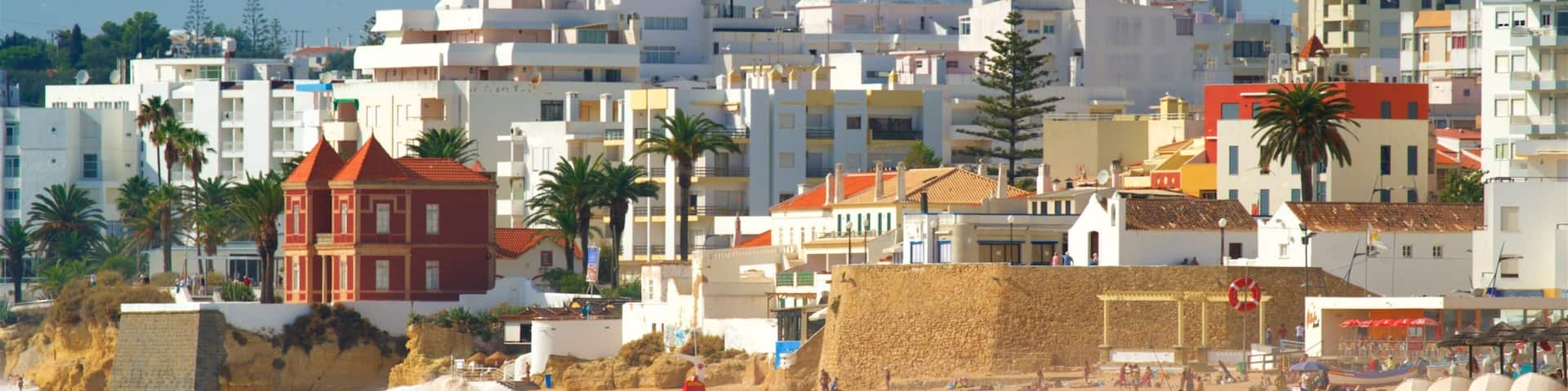 Salgados Strand som viser en strand, en by og surfing