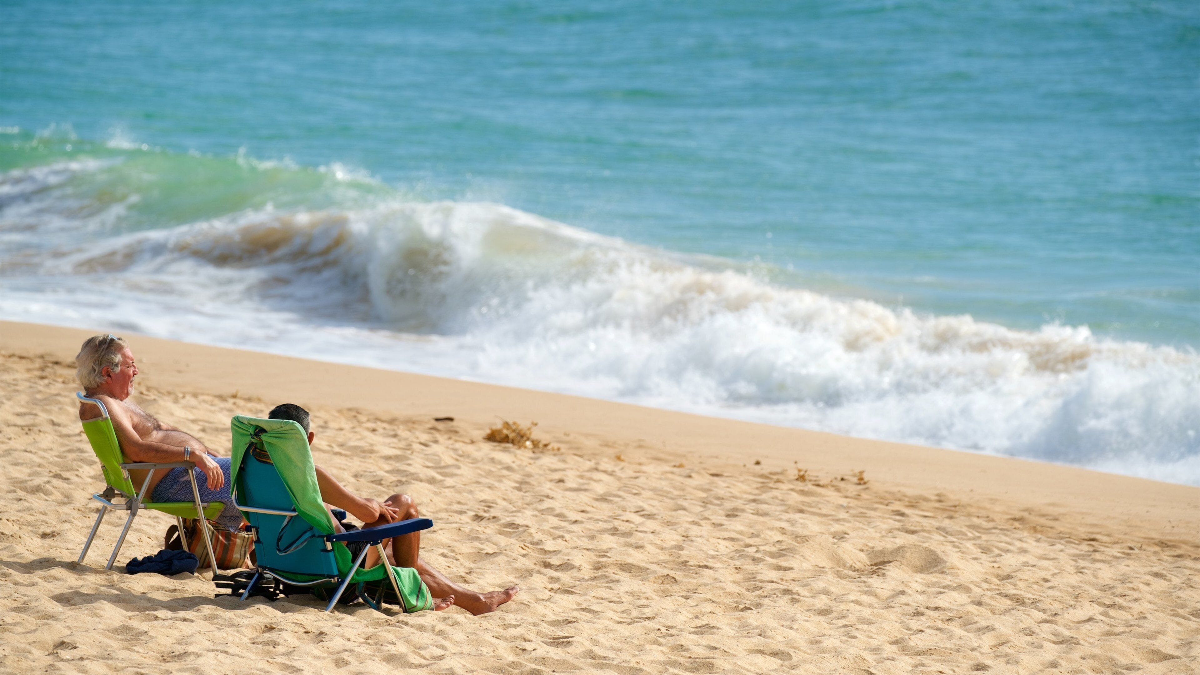 Salgados Beach mit einem Sandstrand, Brandung und allgemeine Küstenansicht