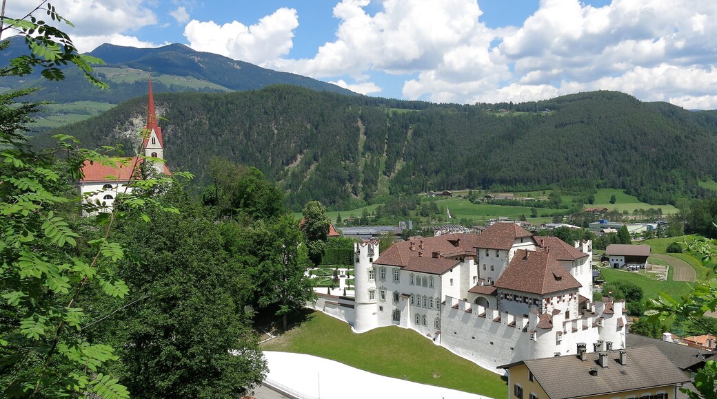 Schloss Ehrenburg und die Wallfahrtskirche "Maria Himmelfahrt" in Südtirol (Gemeinde Kiens) im Mai 2017, Ansicht von Südosten