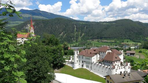Schloss Ehrenburg und die Wallfahrtskirche "Maria Himmelfahrt" in Südtirol (Gemeinde Kiens) im Mai 2017, Ansicht von Südosten