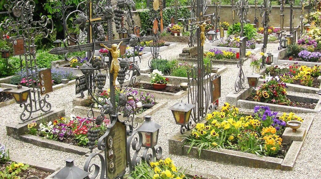 Friedhof der Kirche Maria Himmelfahrt in Ehrenburg in SĂŒdtirol im Jahr 2005