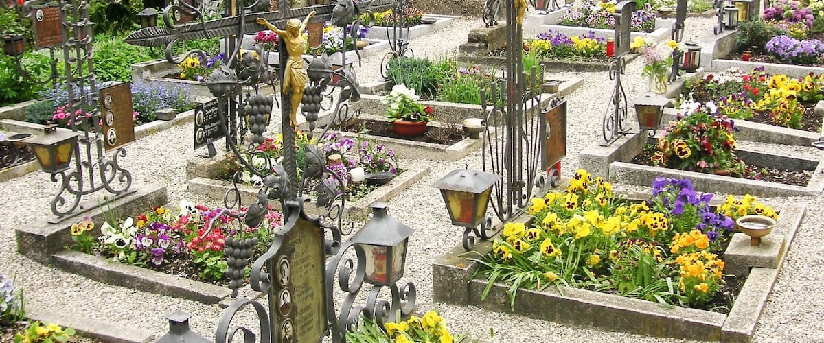 Friedhof der Kirche Maria Himmelfahrt in Ehrenburg in SĂŒdtirol im Jahr 2005