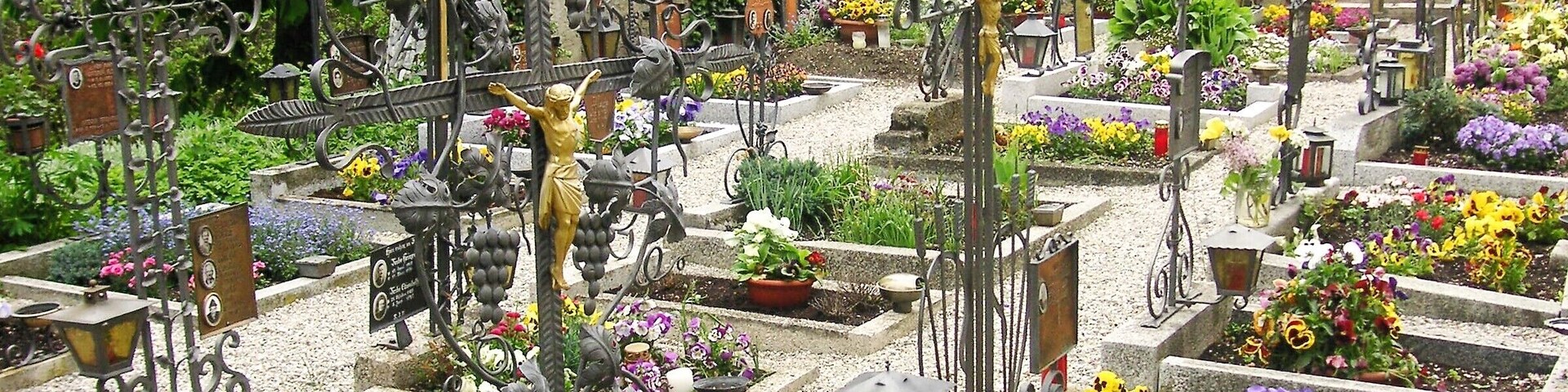 Friedhof der Kirche Maria Himmelfahrt in Ehrenburg in Südtirol im Jahr 2005
