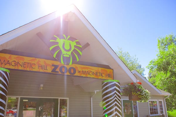 Zoo de Magnetic Hill mettant en vedette animaux de zoo et signalisation