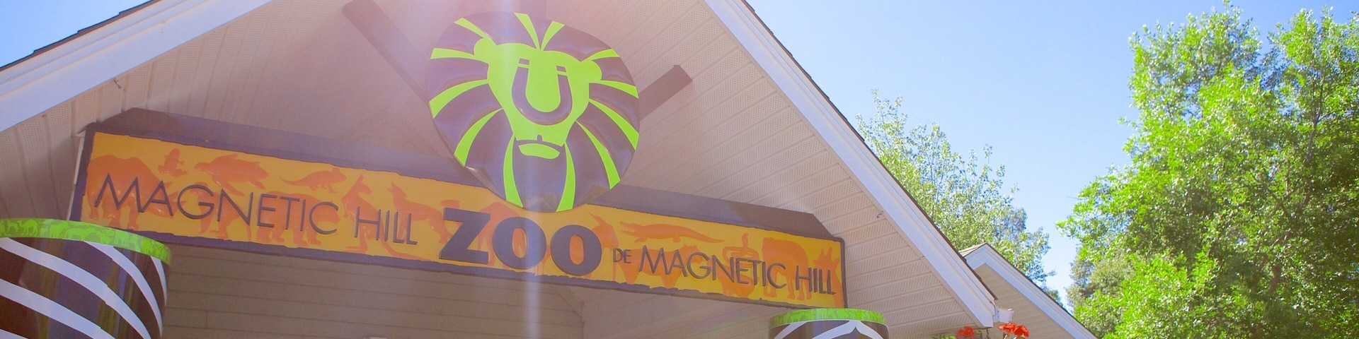 Magnetic Hill Zoo que inclui sinalização e animais de zoológico