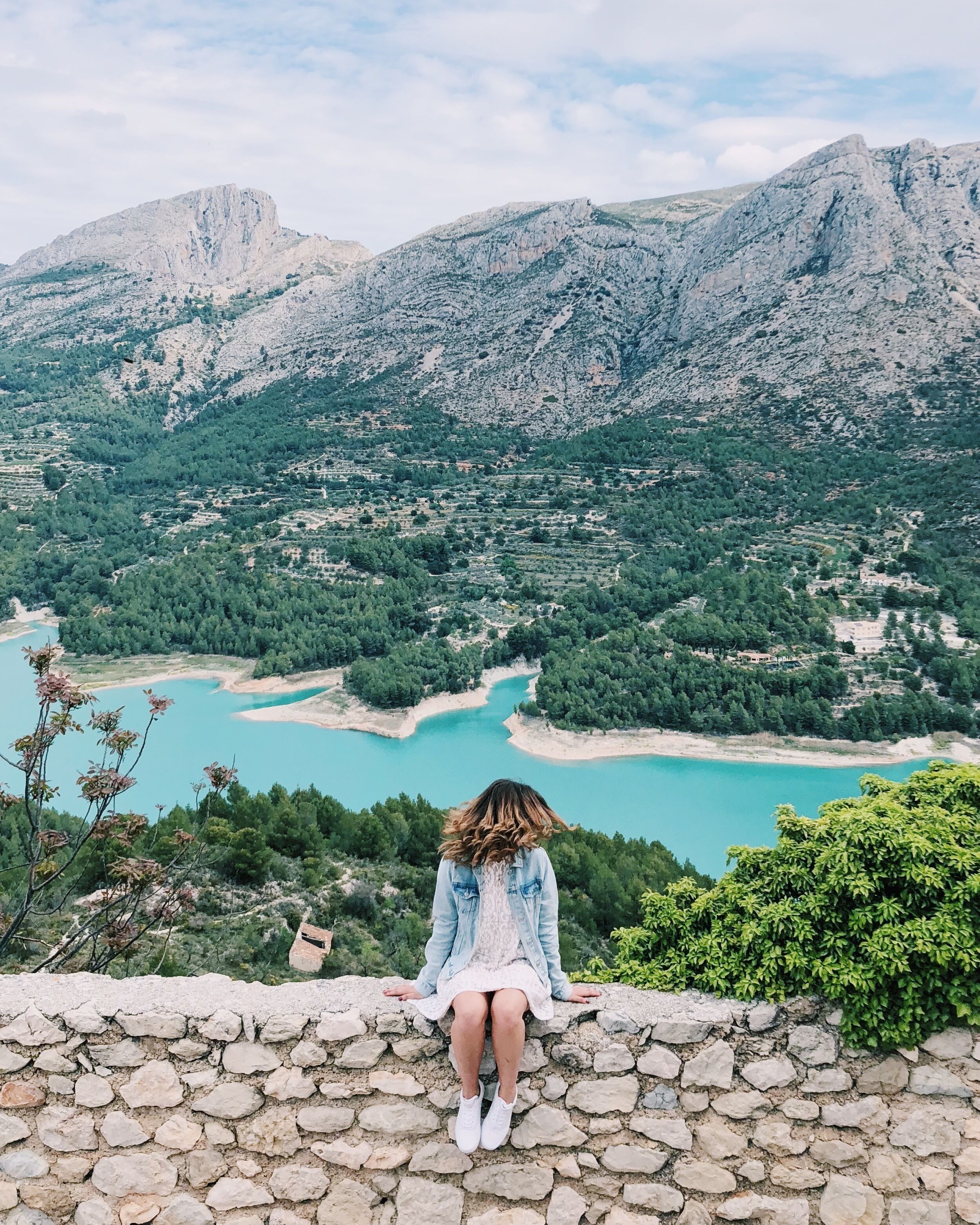 El Castell de Guadalest is a beautiful Valencian town located in a mountainous area in the province of Alicante. You can either get here by car or take a bus from Benidorm. The old castle is located at the top of the mountain and offers a gorgeous view of the valley below. #AboveItAll