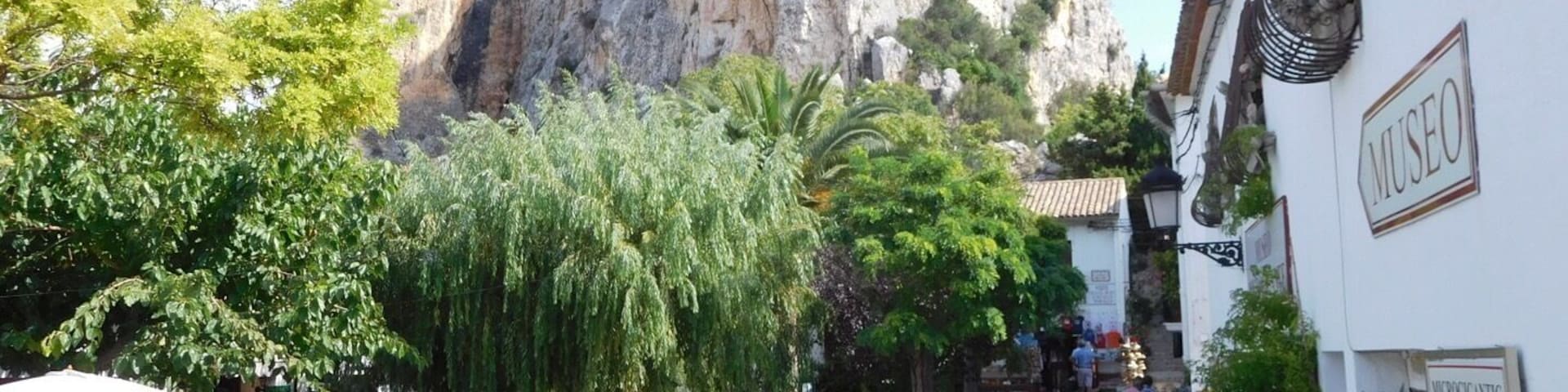 The location of this beautiful castle is only a short but scenic drive away from Benidorm. We visited it a year ago and again early September 2017. The castle sits on top of the rock seen from the village. Lovely shops and a few cafes and bars at the foot then a good ascent up to the beautiful views of the turquoise reservoir situated below the surrounding mountains. The castle is then a steep climb upwards again. love it!