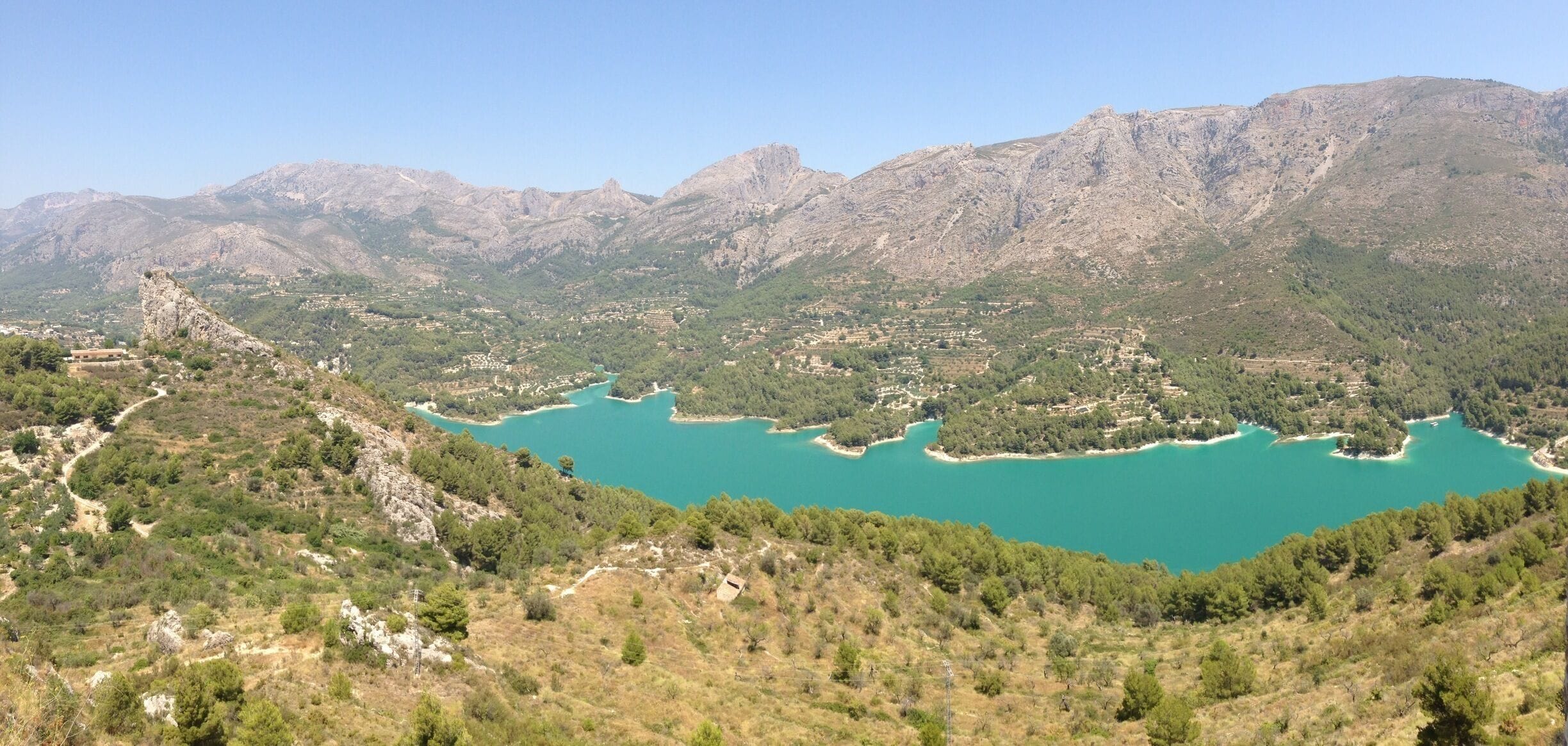 Up in the mountains, right beside a little village called Guadalest, you'll find this hidden gem: a gorgeous, turquoise lake! Guadalest, an old fortified town, itself is worth a visit as well. 
