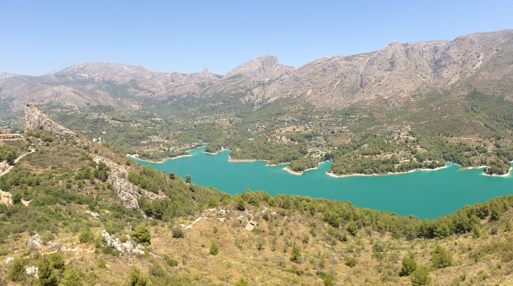 Up in the mountains, right beside a little village called Guadalest, you'll find this hidden gem: a gorgeous, turquoise lake! Guadalest, an old fortified town, itself is worth a visit as well.