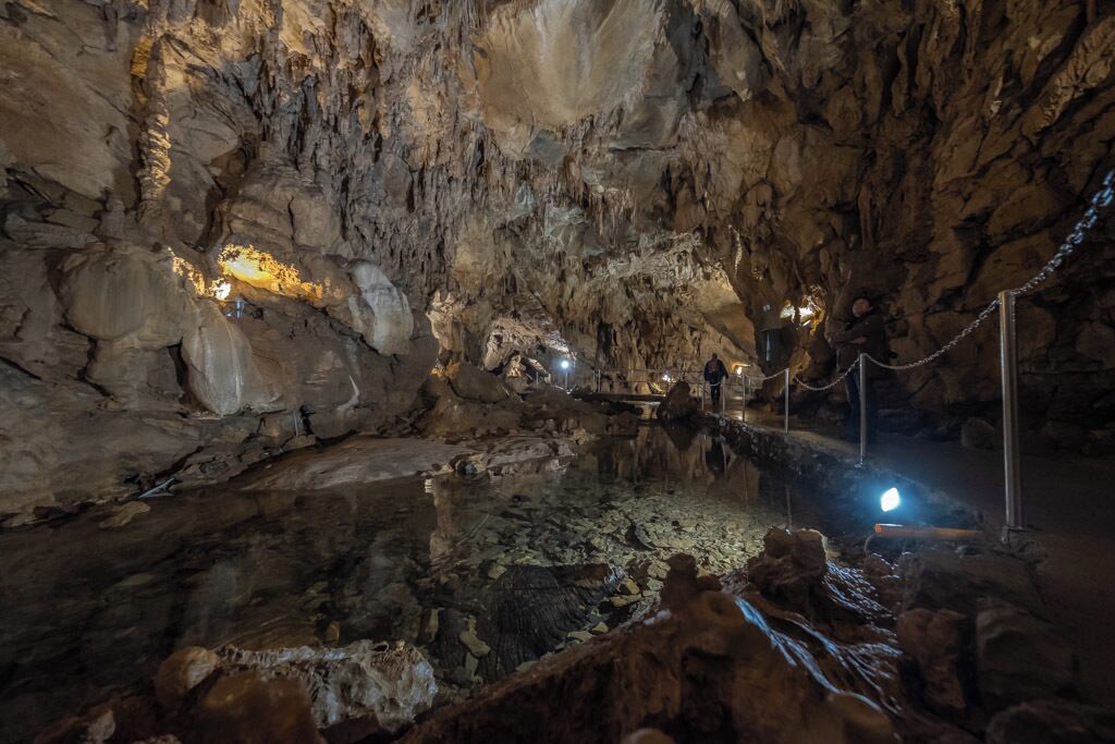 Passing through Fuzine we discovered this little cave with some interesting features.