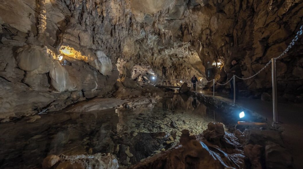 Passing through Fuzine we discovered this little cave with some interesting features.