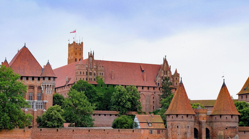 While visiting Poland, we stopped for a day of discovery at the Castle of the Teutonic Order in Malbork, built in the 13th-century ! Talk about #history! It is the largest castle in the world measured by land area and a UNESCO World Heritage Site.