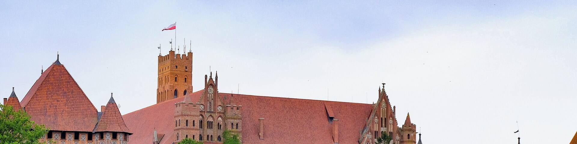 While visiting Poland, we stopped for a day of discovery at the Castle of the Teutonic Order in Malbork, built in the 13th-century ! Talk about #history! It is the largest castle in the world measured by land area and a UNESCO World Heritage Site.
