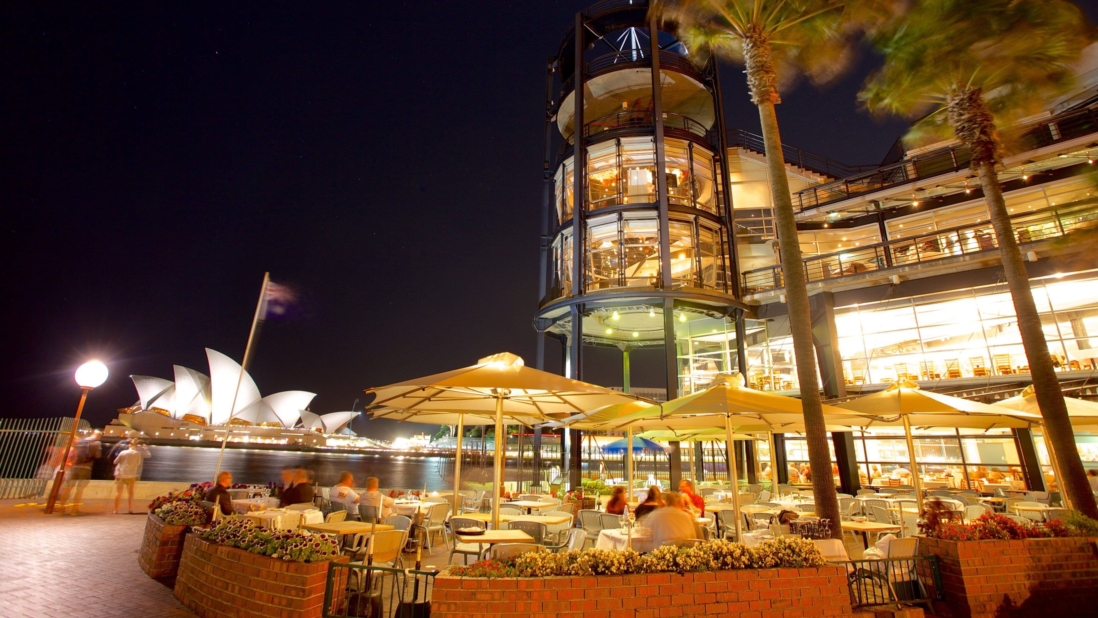 Circular Quay - The Rocks mostrando arquitectura moderna, comer al aire libre y una bahía o puerto