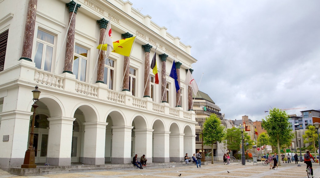 瓦洛尼亞皇家歌劇院 其中包括 小鎮或村莊 和 街道景色