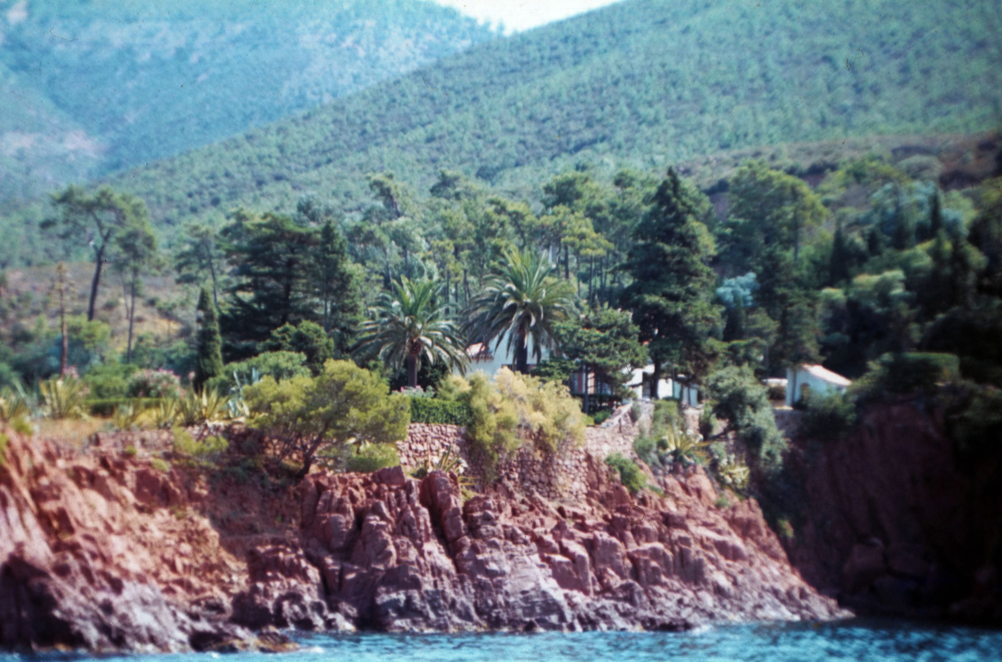 Bootsauflug entlang des Küstengebirges Massif de l’Esterel (Département Var/Provence-Alpes-Côte d’Azur, Südfrankreich).