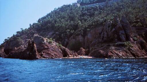 Die Landspitze Pointe de l'Aiguille auf einer Bootsauflug entlang des Küstengebirges Massif de l’Esterel: (Département Alpes-Maritimes/Provence-Alpes-Côte d’Azur, Südfrankreich).