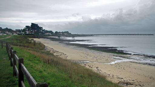 La-Plaine-sur-Mer (Loire-Atlantique) Pêcheries. De nombreuses pêcheries se sont développées le long du littoral du pays de Retz. Principalement dans les communes de Pornic, Les Moutiers-en-Retz, La-Bernerie-en-Retz, Préfailles, La-Plaine-sur-Mer. Ces pêcheries permettent la pratique de la pêche au carrelet, filet carré monté sur une armature, que l'on déscend horizontalement. On peut fixer un appât au centre du carrelet. La capture du poisson se fait en remontant le filet. Le ponton et la cabane étant sur le domaine public maritime, sont soumis à une concession renouvelable tous les 5 ans. De nombreuses pêcheries ont été détruites plors des tempêtes de 1999 et 2010. Il s'agit surtout d'une pêche de loisir, et dans certains cas d'une activité touristique.
