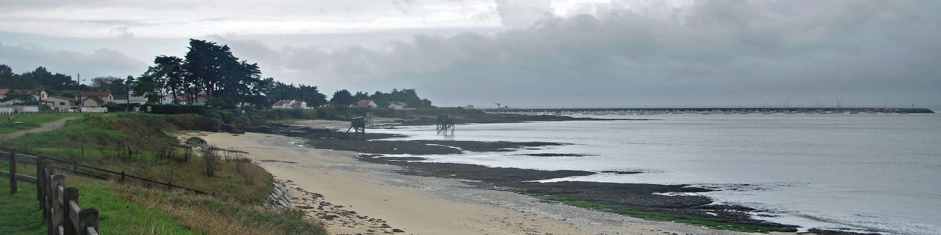 La-Plaine-sur-Mer (Loire-Atlantique) Pêcheries. De nombreuses pêcheries se sont développées le long du littoral du pays de Retz. Principalement dans les communes de Pornic, Les Moutiers-en-Retz, La-Bernerie-en-Retz, Préfailles, La-Plaine-sur-Mer. Ces pêcheries permettent la pratique de la pêche au carrelet, filet carré monté sur une armature, que l'on déscend horizontalement. On peut fixer un appât au centre du carrelet. La capture du poisson se fait en remontant le filet. Le ponton et la cabane étant sur le domaine public maritime, sont soumis à une concession renouvelable tous les 5 ans. De nombreuses pêcheries ont été détruites plors des tempêtes de 1999 et 2010. Il s'agit surtout d'une pêche de loisir, et dans certains cas d'une activité touristique.