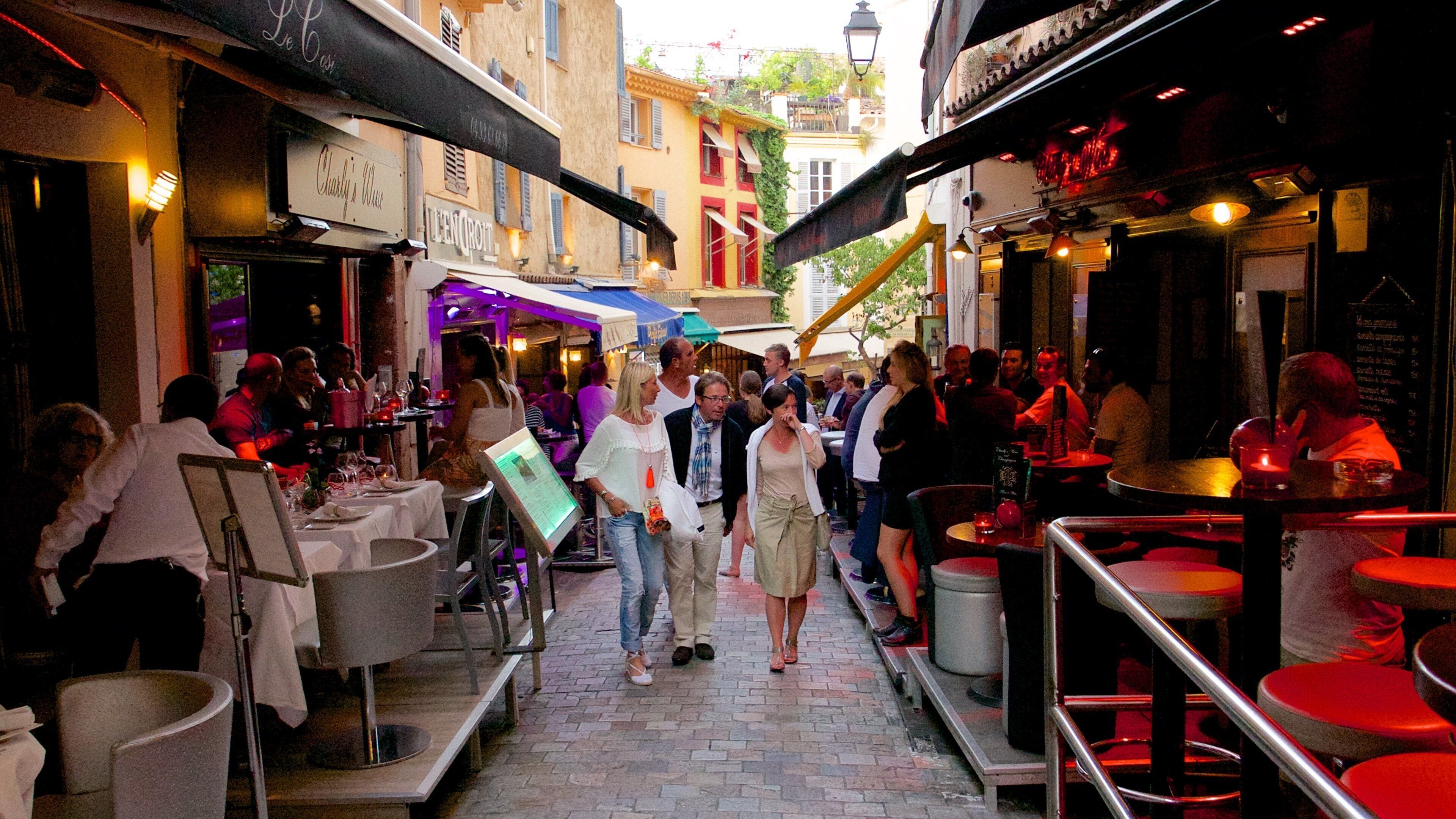 Cannes\' gamleby fasiliteter samt kaféstil og spise utendørs