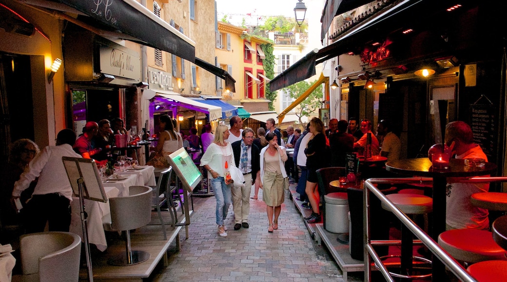 Cannes\' gamleby fasiliteter samt kaféstil og spise utendørs