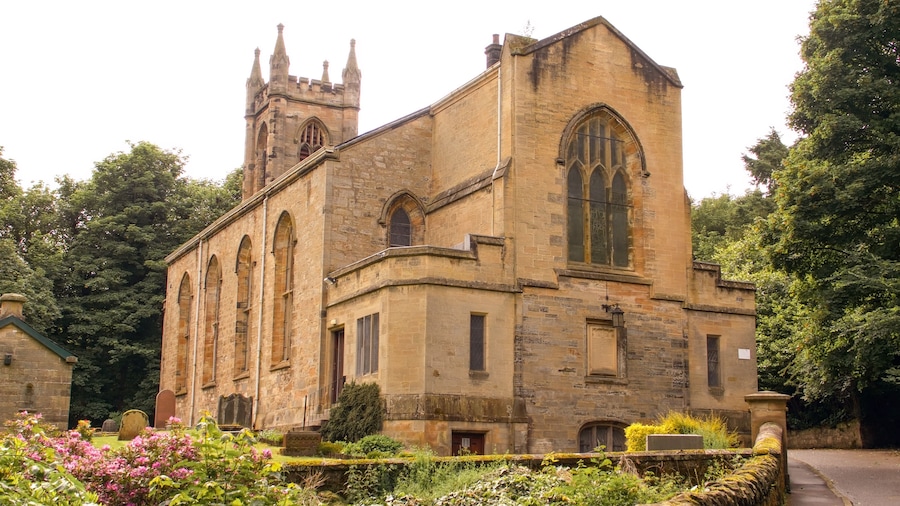 Uma igreja de pedra histórica com uma torre imponente e janelas em arco.