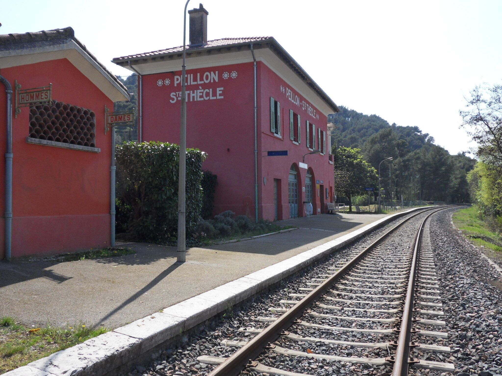 Gare de Peillon-Sainte-Thècle sur la Ligne de Nice à Breil-sur-Roya.