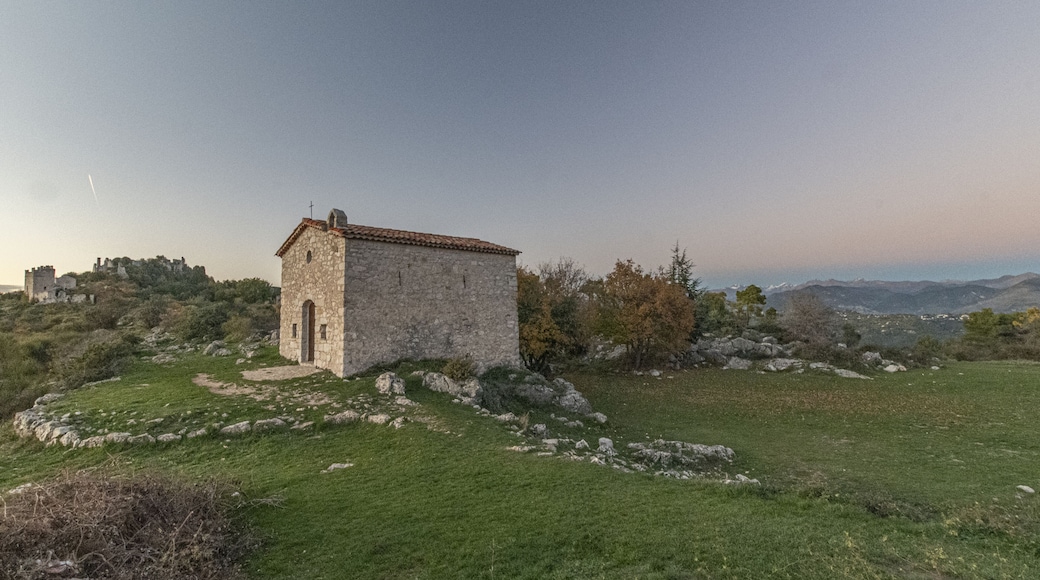 Chapelle Saint Joseph dans les lueurs d'un soleil couchant au milieu des ruines de Châteauneuf Villevieille dans l'arrière pays de Nice dans le Sud de la France