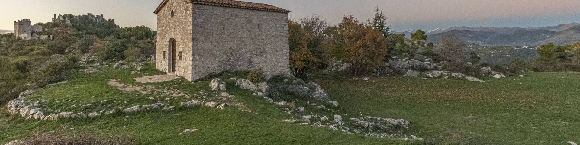Chapelle Saint Joseph dans les lueurs d'un soleil couchant au milieu des ruines de Châteauneuf Villevieille dans l'arrière pays de Nice dans le Sud de la France