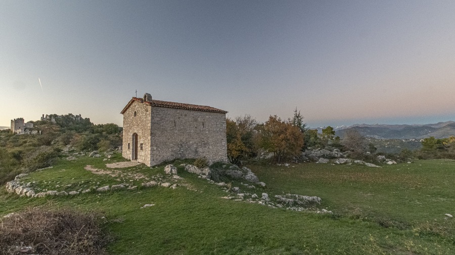 Chapelle Saint Joseph dans les lueurs d'un soleil couchant au milieu des ruines de Châteauneuf Villevieille dans l'arrière pays de Nice dans le Sud de la France