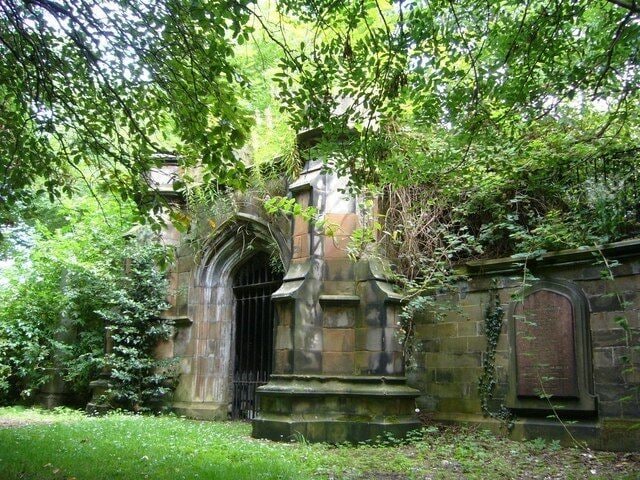 Dalry Cemetery What appears at first to be a mausoleum is in fact an archway connecting a lower level of the cemetery with a higher terrace - evidence of the financial resources the Victorians were willing to devote to their cemeteries.