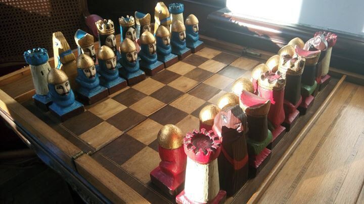 An old chess set in the Hôtel Le Manoir d'Agnès in Tarascon-sur-Ariège. 20 Nov 2016

#Red