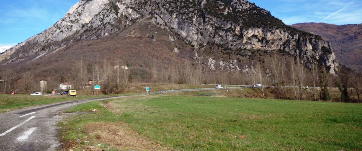 Roc de Sedour and E9 road, Tarascon-sur-Ariège in the Ariège department of Midi-Pyrénées, France. The layers of sedimentary rock are of Jurassic and Cretaceous age.