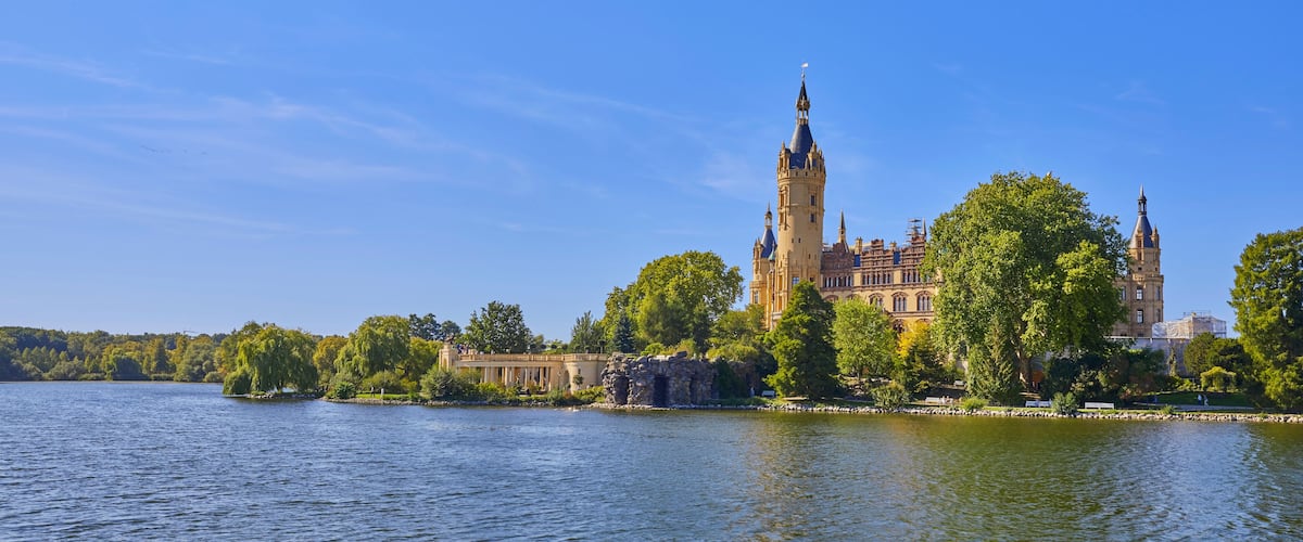 Schönes Panorama vom berĂŒhmten Schweriner Schloss, in Deutschland,Mecklenburg-Vorpommern.