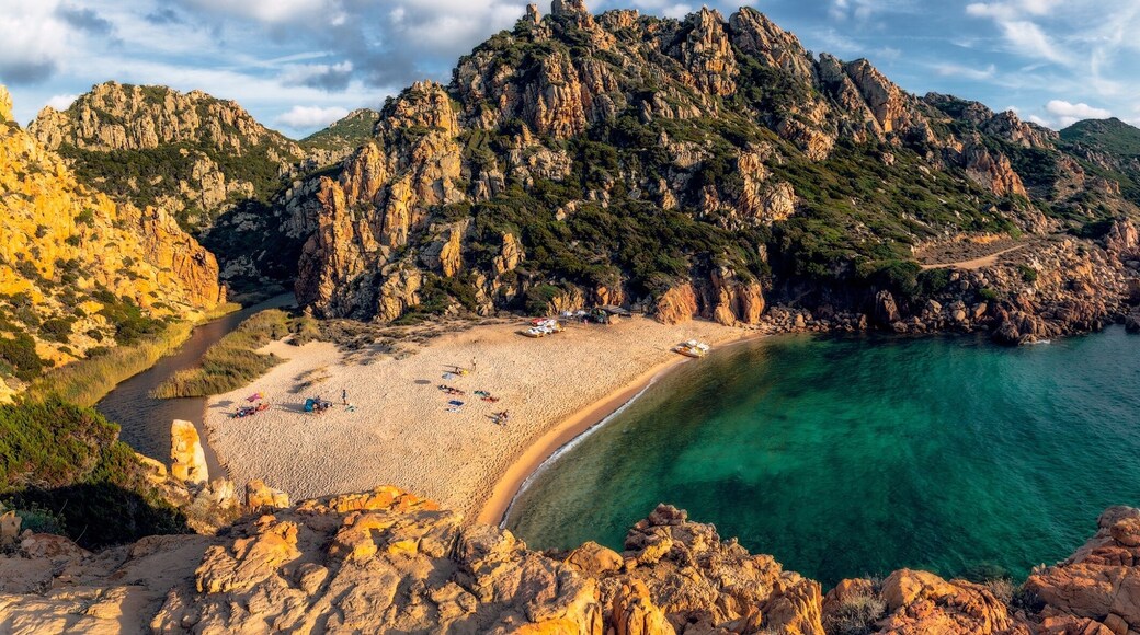 Among the most well known beaches in Sardinia, Li Cossi it is a corner of great beauty and evocativeness, whose peculiar characteristic is that of being positioned within in a wind-sheltered cove, enclosed between rocks and bluffs of pink trachyte, that stand out imposing on the green sea. The beach owes its name to the Li Cossi river that crosses it, forming a small pond to its rear.
The variegated sea depths, full of fish, in some places most spectacular, are much loved by scuba divers and snorkellers.
#BeachTips