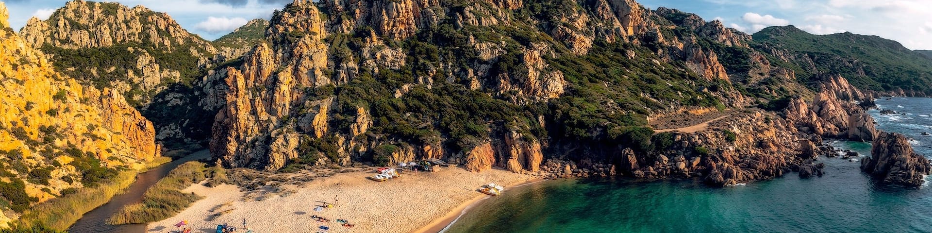 Among the most well known beaches in Sardinia, Li Cossi it is a corner of great beauty and evocativeness, whose peculiar characteristic is that of being positioned within in a wind-sheltered cove, enclosed between rocks and bluffs of pink trachyte, that stand out imposing on the green sea. The beach owes its name to the Li Cossi river that crosses it, forming a small pond to its rear.
The variegated sea depths, full of fish, in some places most spectacular, are much loved by scuba divers and snorkellers.
#BeachTips