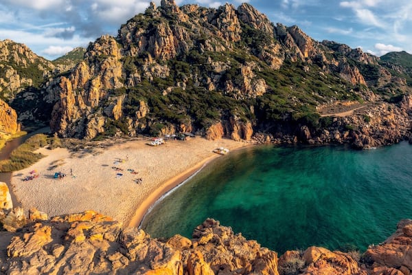 Among the most well known beaches in Sardinia, Li Cossi it is a corner of great beauty and evocativeness, whose peculiar characteristic is that of being positioned within in a wind-sheltered cove, enclosed between rocks and bluffs of pink trachyte, that stand out imposing on the green sea. The beach owes its name to the Li Cossi river that crosses it, forming a small pond to its rear.
The variegated sea depths, full of fish, in some places most spectacular, are much loved by scuba divers and snorkellers.
#BeachTips