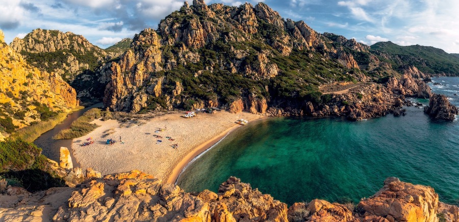 Among the most well known beaches in Sardinia, Li Cossi it is a corner of great beauty and evocativeness, whose peculiar characteristic is that of being positioned within in a wind-sheltered cove, enclosed between rocks and bluffs of pink trachyte, that stand out imposing on the green sea. The beach owes its name to the Li Cossi river that crosses it, forming a small pond to its rear.
The variegated sea depths, full of fish, in some places most spectacular, are much loved by scuba divers and snorkellers.
#BeachTips