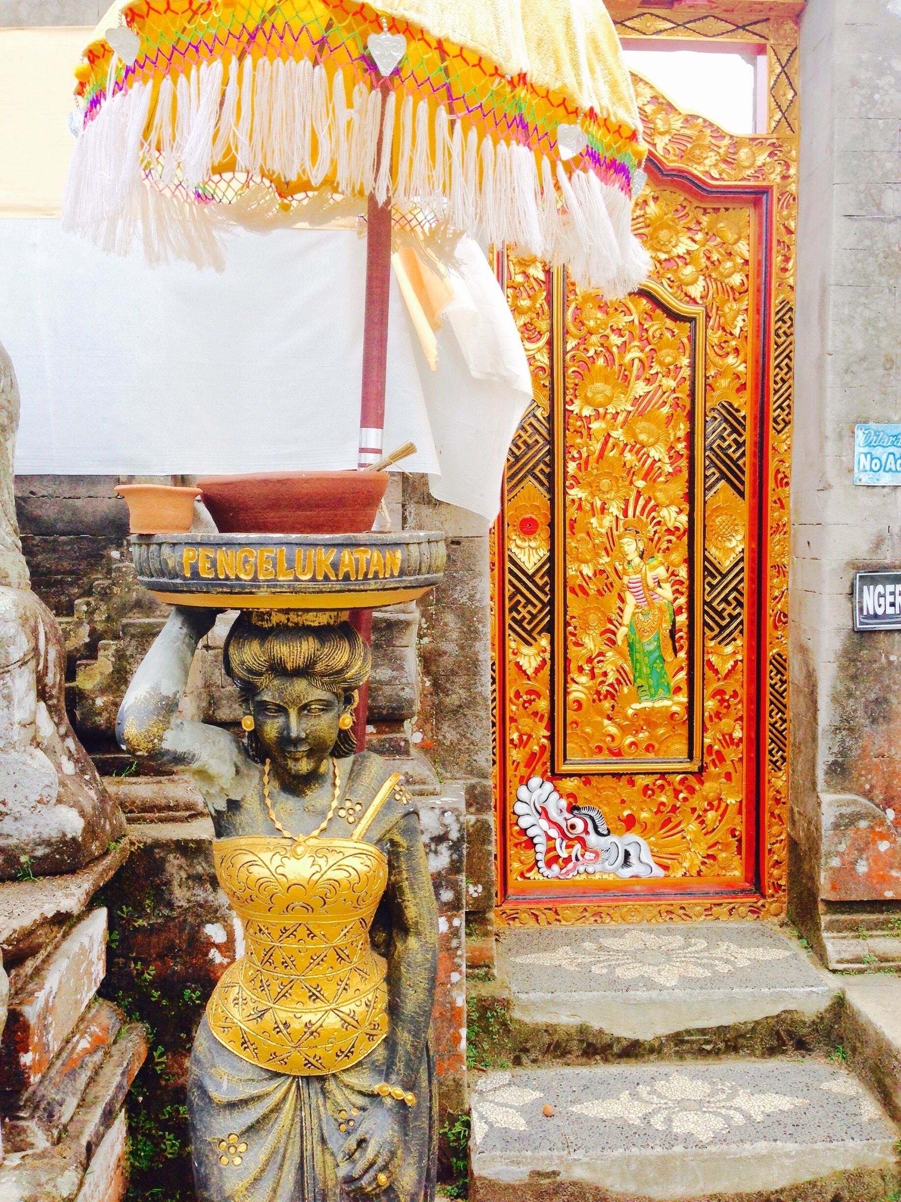 This is Daya Tarik Unlun Danu temple in Tabanan Candi Kuning 
300,000 Rupiah to get in. The coffee shop was not very good- but the views were amazing :) 